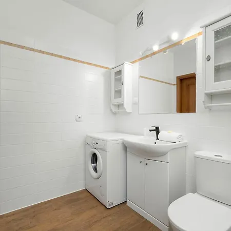 Family With Parking In The Centre By Renters Apartment *