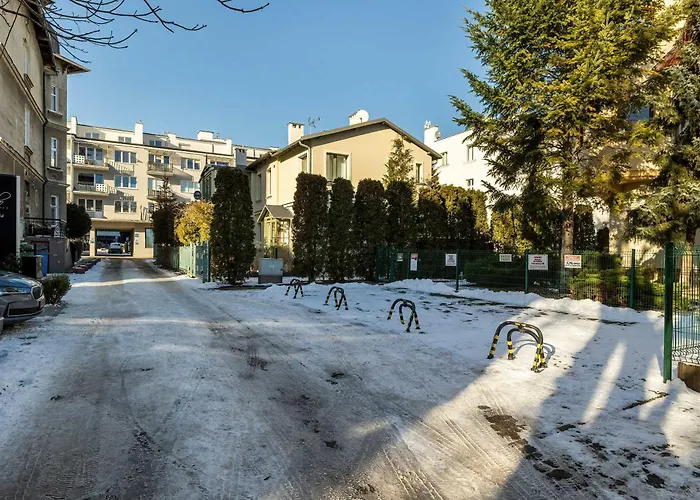 Family In The Centre By Renters Apartment *
